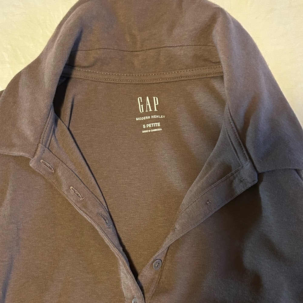 GAP Women's Chocolate Button Down Shirt - Picture 2 of 3